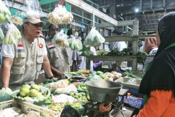 Sapa Warga di Pasar Wiyung, BHS Tegaskan Kaum Perempuan Harus Berbelanja di Pasar