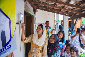 Rangkaian Program BPBL, PLN Nyalakan Listrik 284 Rumah Warga Kurang Mampu di Gresik