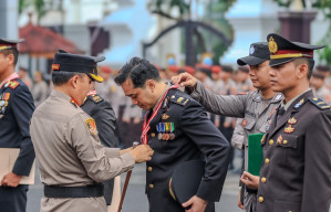 Upacara HKN, Kapolrestabes Surabaya  Berikan Penghargaan Kepada 36 Anggota Berprestasi