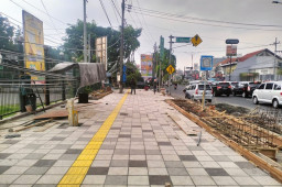 Terlihat Bersih, Gus Muhdlor Lebarkan Trotoar Depan GOR Sidoarjo Bikin Nyaman Pejalan Kaki