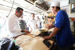 Jelang Nataru, Pj Wali Kota Ali Kuncoro Sidak Pasar Tradisional dan Modern