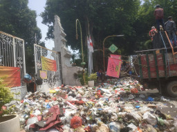Demo Tak Ditemui Bupati Sidoarjo Gus Muhdlor, Ratusan Pekerja Kebersihan Buang Sampah ke Pendopo