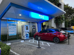 Libur Nataru Pakai Mobil Listrik, Ini Daftar Lokasi SPKLU yang Disediakan PLN di Jatim