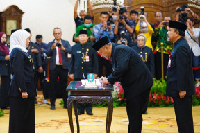 Lantik 4 Pejabat Eselon II, Khofifah Ajak Segera Tancap Gas Implementasi Program Kerja