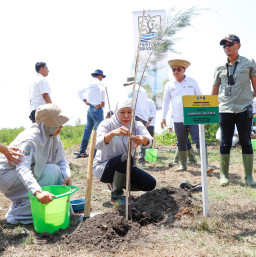 Peringati Hari Gerakan Satu Juta Pohon, Khofifah Ajak Sedekah Oksigen