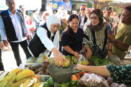 Sambut Tahun Baru 2024, Khofifah Kunjungi Pasar Krian Lama untuk Pastikan Stabilitas Bahan Pokok