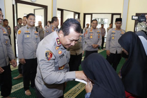 Kunjungi Polres Situbondo, Kapolda Jatim Tanam Pohon Pule dan Santuni Anak Yatim