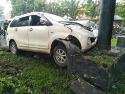 Pengemudi Mabuk, Mobil Toyota Avanza Tabrak Tiang PJU