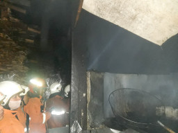 Rumah Produksi Krupuk di Menur Surabaya Dilalap Si Jago Merah