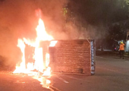 Tabrak Pembatas Jalan di Surabaya, Mobil Pick Up Terguling dan Terbakar Habis