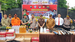 Polres Nganjuk Musnahkan Ratusan Knalpot Brong dan Ribuan Liter Miras