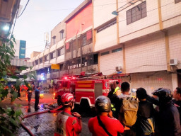Korsleting Listrik, Kafe di Surabaya Terbakar