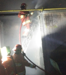 Gudang Briket Arang di Romokalisari Surabaya Ludes Terbakar