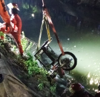 Ban Depan Tergelincir, Bentor Bermuatan Galon dan Elpiji Tercebur Sungai di Jalan Wiguna Timur