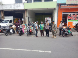 Tertibkan Lalu Lintas, Petugas Gabungan Simokerto Beri Imbauan Para Juru Parkir