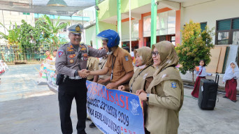 Satlantas Polres Tanjung Perak Beri Edukasi dan Sosialisasi Etika Berlalu Lintas di Salah Satu SD di Surabaya