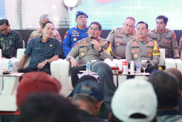 Tampung Aspirasi Nelayan, Polda Jatim Gelar Program Jum'at Curhat di Gresik