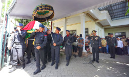 Beri Penghormatan Terakhir, Kapolda Jatim Pimpin Upacara Pemberangkatan Jenazah Almarhum Dansat Brimob