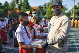 Wali Kota Madiun Bagikan Seragam Sekolah Gratis