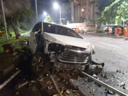 Pulang Dugem, Mobil Innova Tabrak Taman dan Tiang Bendera di Surabaya