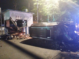 Sopir Nyetir di Bawah Pengaruh Alkohol, Seruduk Sepeda Motor dan Pos Polisi Hingga Terbalik