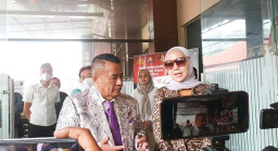 Datangi Polda Jatim Bareng Hotman Paris, Venna Melinda Serahkan Bukti Medis KDRT Ferry Irawan