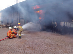 Pabrik Moulding Kayu di Tambak Langon Surabaya Dilalap Si Jago Merah