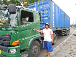 Pandemi Tak Kunjung Usai, Sopir Truk Ekspedisi di Surabaya Kian Merana