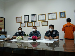 Over Stay 3 Bulan, Imigrasi Tanjung Perak Deportasi WNA Asal Singapura