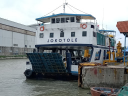 Layanan Kapal Ferry di Pelabuhan Ujung Kembali Normal