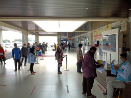 Penumpang Padati Pelabuhan Tanjung Perak, Petugas Perkuat Prokes