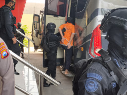 Dengan Jalan Pendek pendek, Mata Tertutup, Terduga teroris Diberangkatkan k