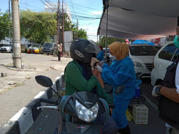 Ratusan Warga Padati Vaksin Drive Thru Covid-19 Polres Tanjung Perak