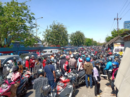 Antrian Vaksinasi di Polres Tanjung Perak Berujung Kerumunan