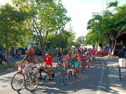 Warga Sidotopo Rayakan HUT RI ke-76 dengan Gowes ke Makam Pahlawan
