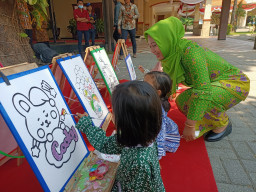 Hibur Ratusan Yatim, Rumdis Wali Kota Mojokerto Disulap Jadi Taman Hiburan Anak