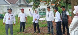 Sidak Pasar Hewan Sekar Putih, Walikota Ning Ita Pastikan Bangunan Siap Digunakan