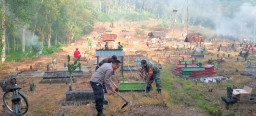 Sinergitas Tiga Pilar, Polres Tulungagung Bersihkan Makam Umum Jelang Ramadhan