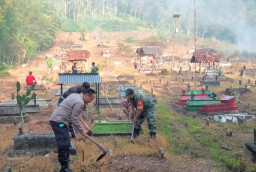 Jelang Ramadhan, Polres Tulungagung dan Tiga Pilar Bersihkan Makam Umum
