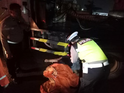 Terperosok Jalan Berlubang, Pemotor Tewas Terlindas Truk di Osowilangun