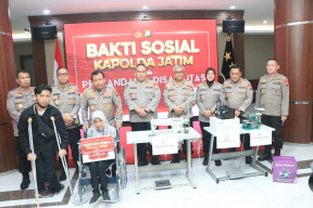Polda Jatim Beri Santunan Kursi Roda untuk Kaum Disabilitas