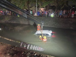 Sopir Ngantuk, Mobil Nyebur Sungai di Jalan Gunung Anyar Tambak