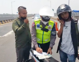 Tertibkan Kendaraan, Satlantas Polres Pelabuhan Tanjung Perak Gelar Patroli di Jembatan Suramadu