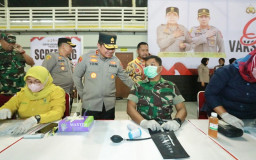 Kapolda Jatim Tinjau Vaksinasi di Gresik