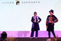 Peragaan Busana Etnic On The Denim Style Karya Titin Soedarsa