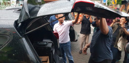 Bawa 6 Koper dan 1 Kardus, KPK Geledah Mobil dan Buka Segel Ruangan Sahat