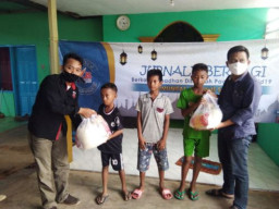 Jurnalis Sumenep Santuni Anak Yatim dan Bagi Sembako