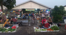 Terapkan Physical Distancing di Pasar Tradisional