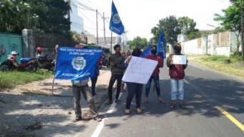 Di-PHK, Belasan Buruh di Jombang Gelar Aksi Galang Dana