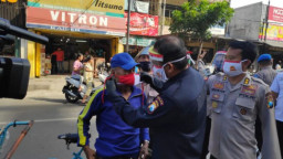 Polri, Edukasi Pedagang Dan Bagi APD, Jelang HUT Bhayangkara